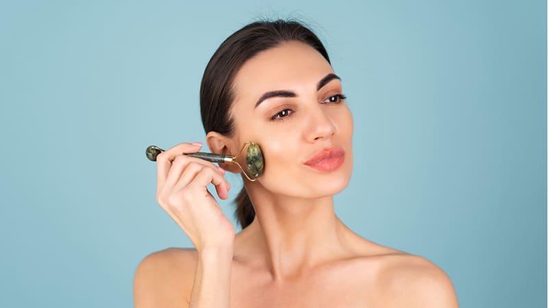 Mujer practicando ejercicios básicos de yoga facial en casa