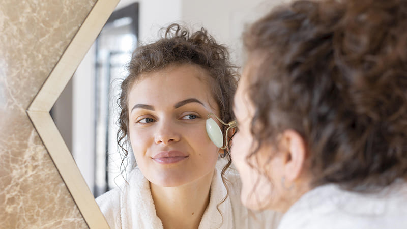 Mujer recibiendo una clase personalizada de yoga facial